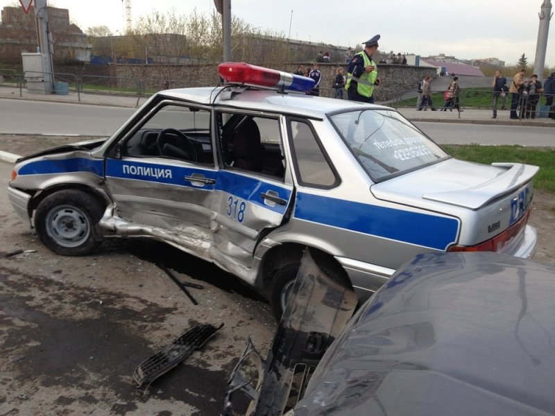 Машину капитана полиции протаранил наркоман из Кузбасса